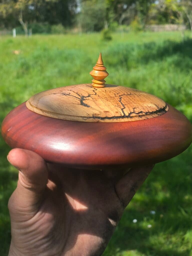 Boîte en bois tourné