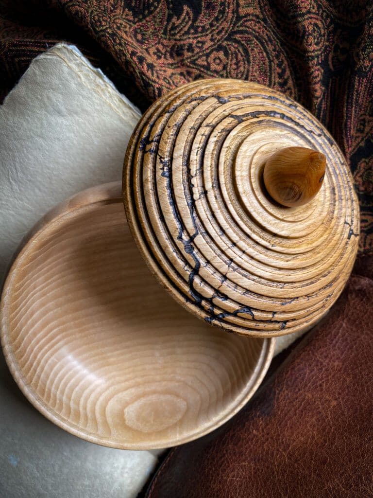 Boîte ronde avec couvercle en bois sculpté