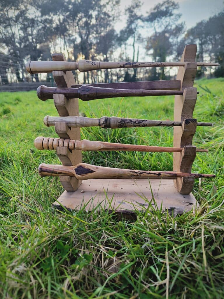 Baguettes magiques en bois tourné sur présentoir