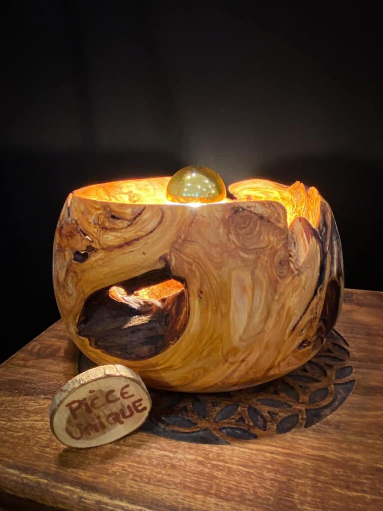 Pièce unique en bois tourné, éclairée, réalisée à l'atelier