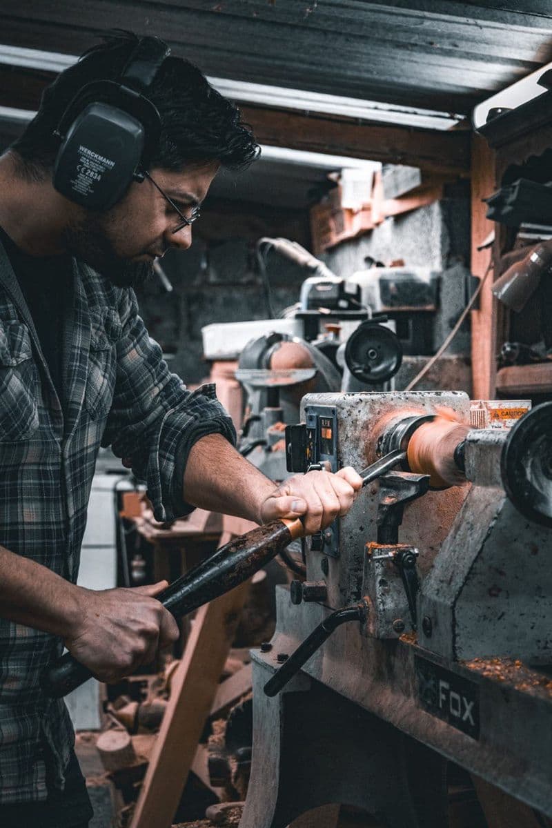 Initiation au tour à bois dans l'atelier Aux Bois du Loup